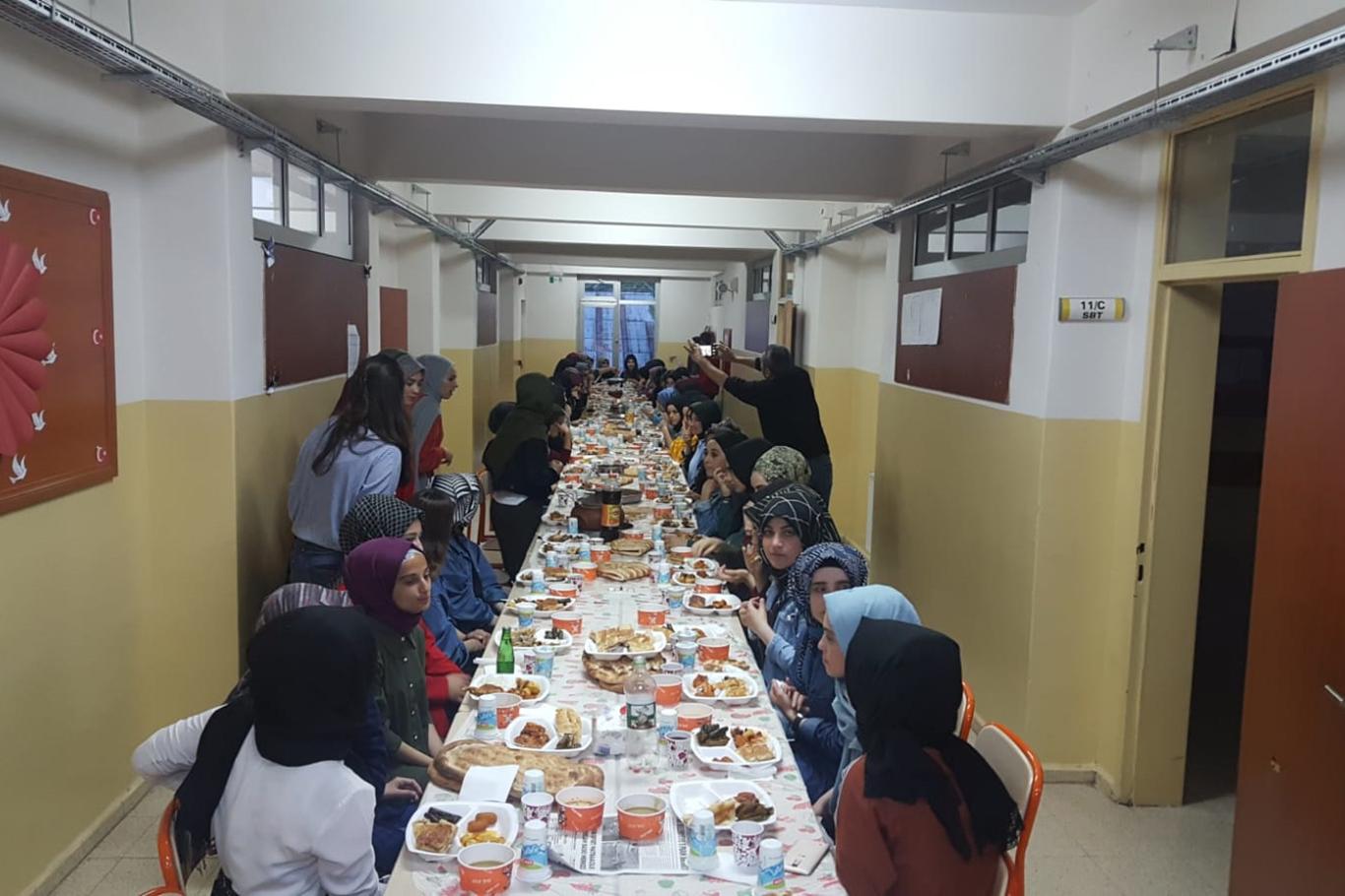 Öğrencilerden anlamlı iftar yemeği Öğrencilerden anlamlı iftar yemeği